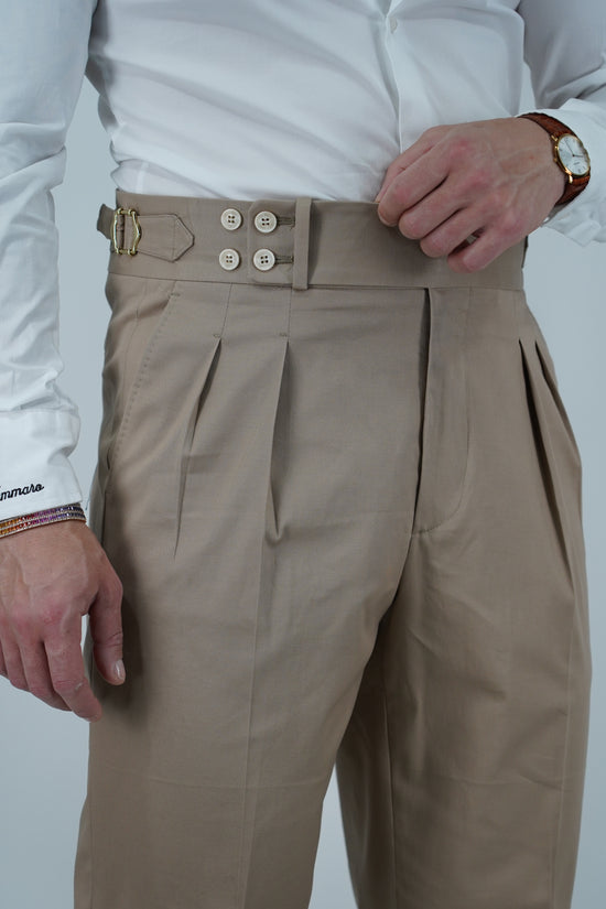 Gurkha beige con 4 bottoni e fibbie stringenti laterali