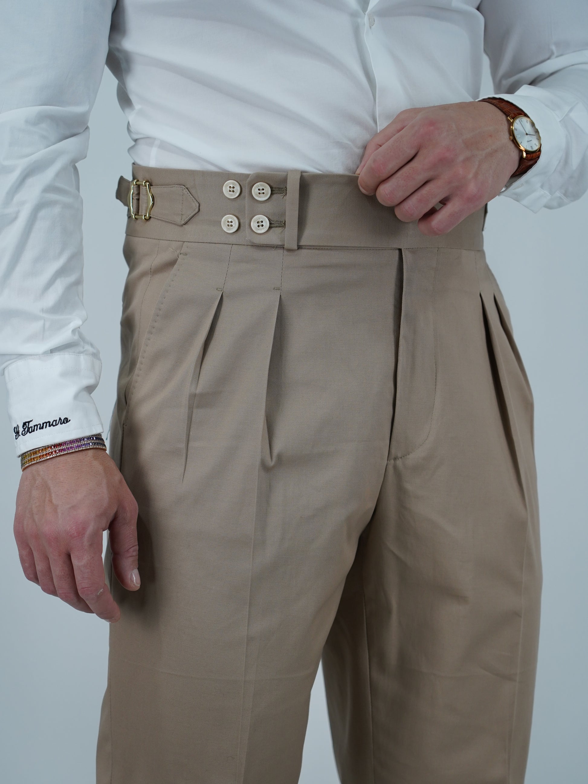 Gurkha beige con 4 bottoni e fibbie stringenti laterali
