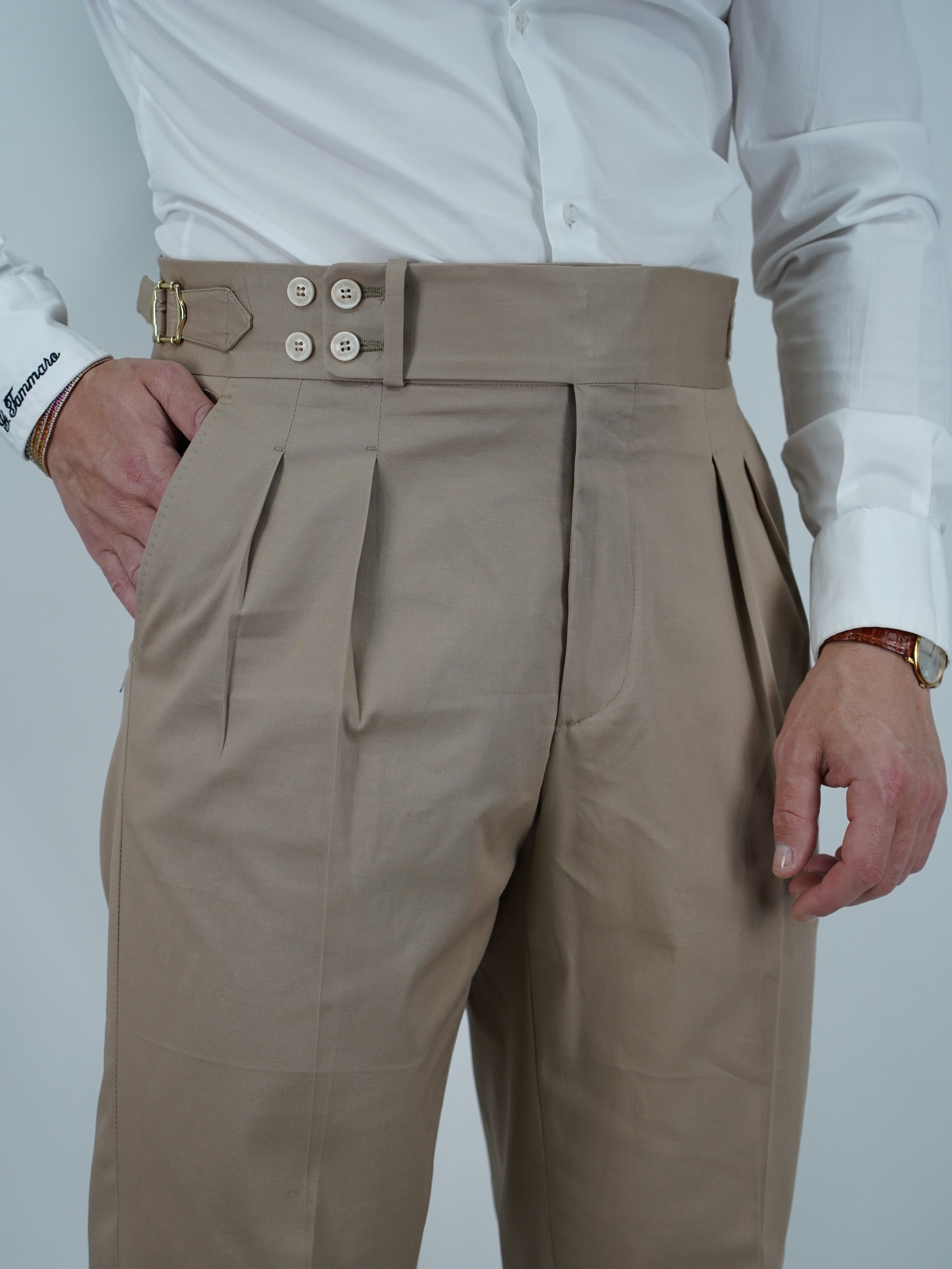 Gurkha beige con 4 bottoni e fibbie stringenti laterali