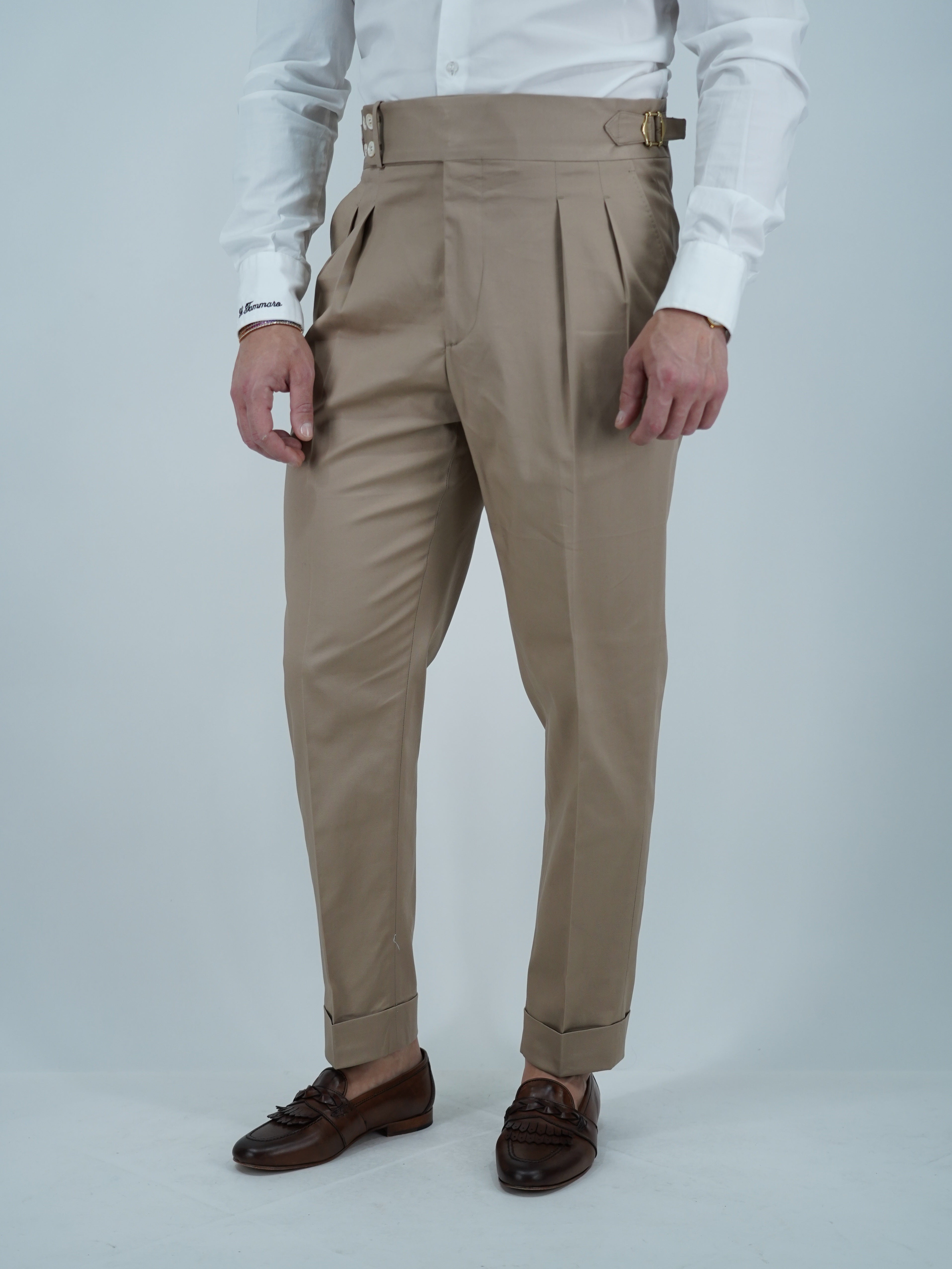 Gurkha beige con 4 bottoni e fibbie stringenti laterali