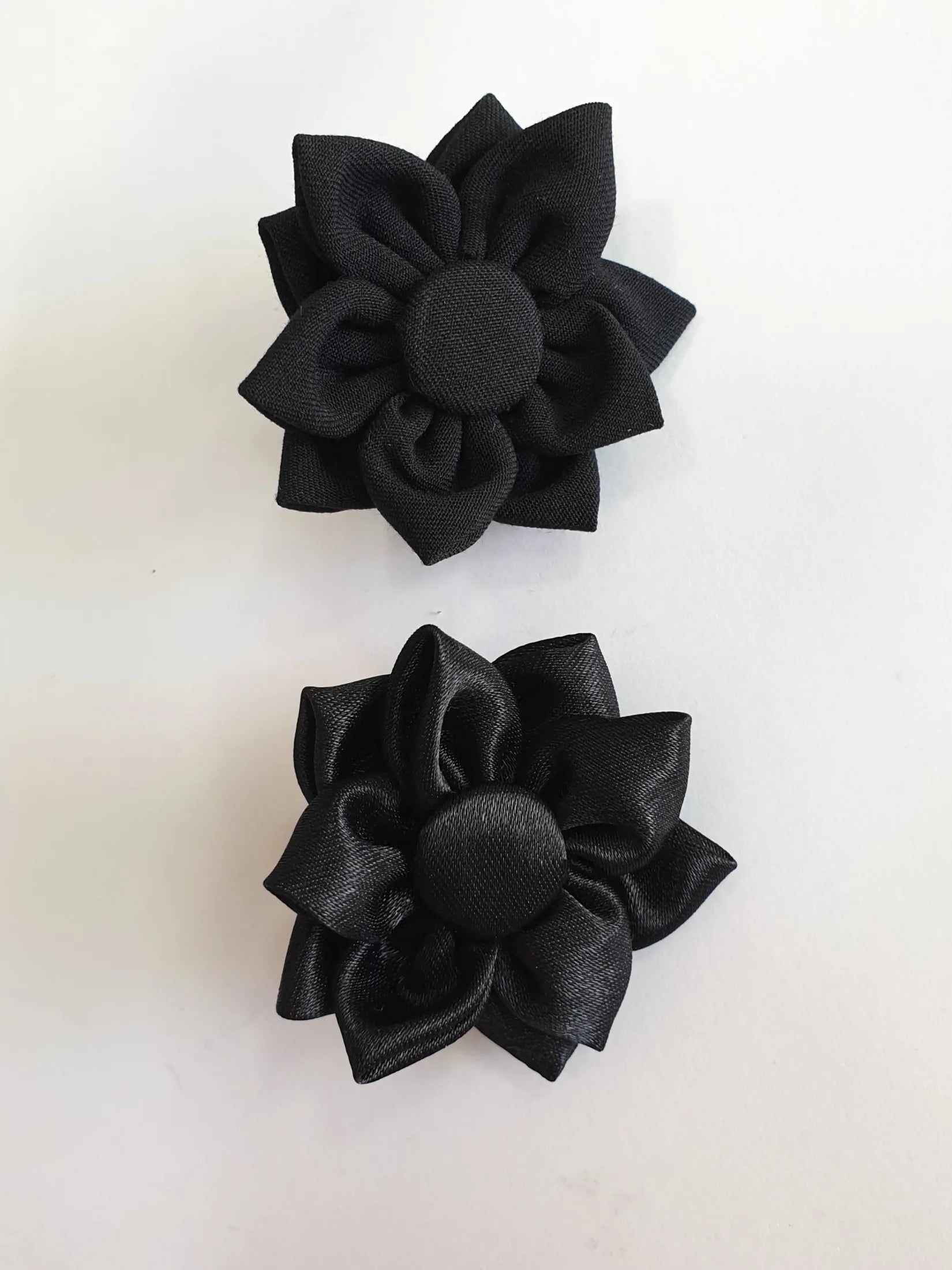 Spille nere a fiore da taschino in raso