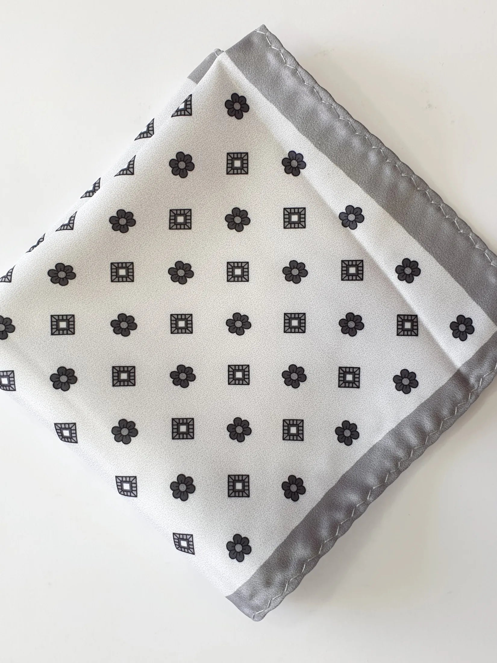 Pochette fantasy fondo bianco in seta