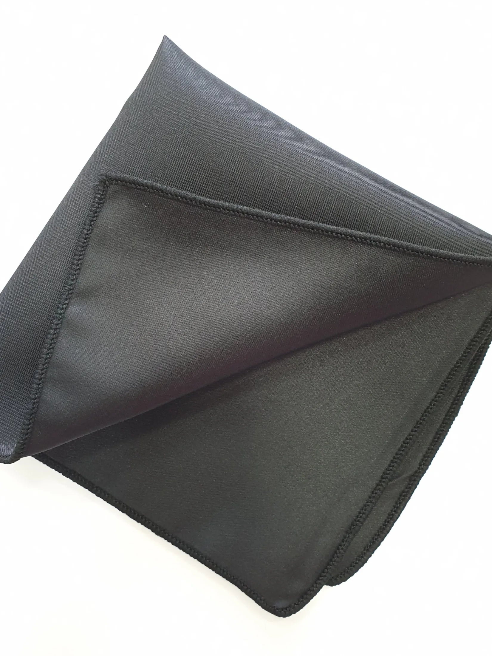 Pochette nera in cotone o raso