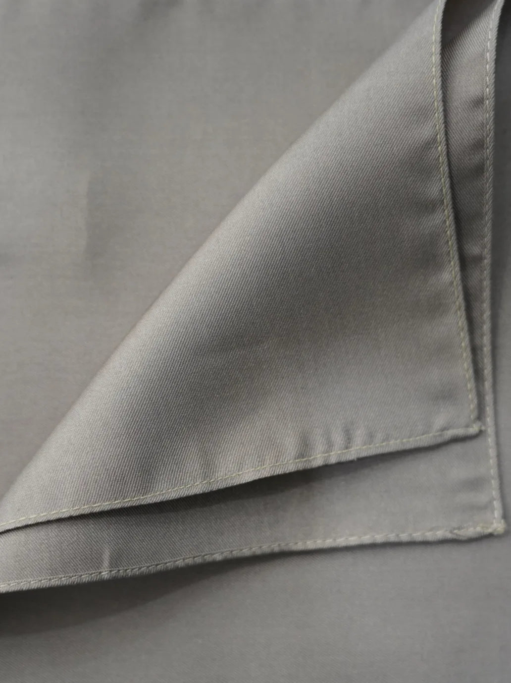 Pochette in seta fango