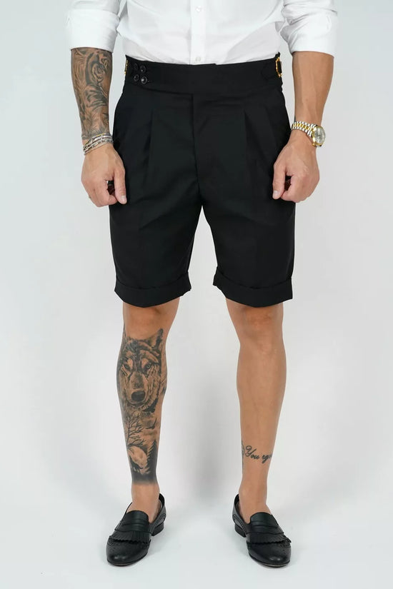 Bermuda nero con 4 bottoni e fibbie stringenti laterali