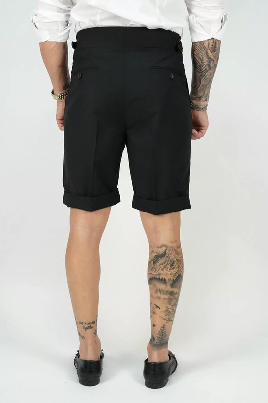 Bermuda nero con 4 bottoni e fibbie stringenti laterali