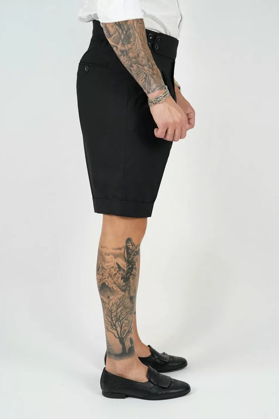 Bermuda nero con 4 bottoni e fibbie stringenti laterali