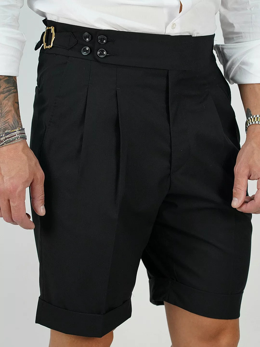 Bermuda nero con 4 bottoni e fibbie stringenti laterali