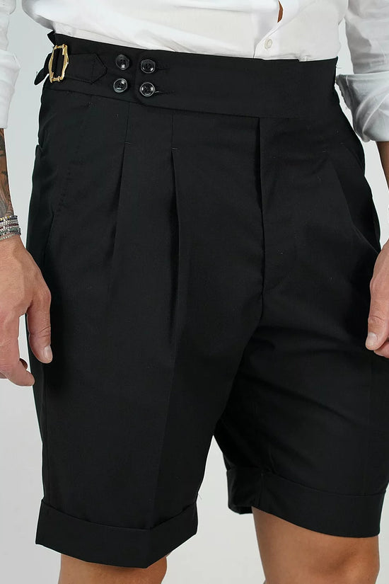 Bermuda nero con 4 bottoni e fibbie stringenti laterali
