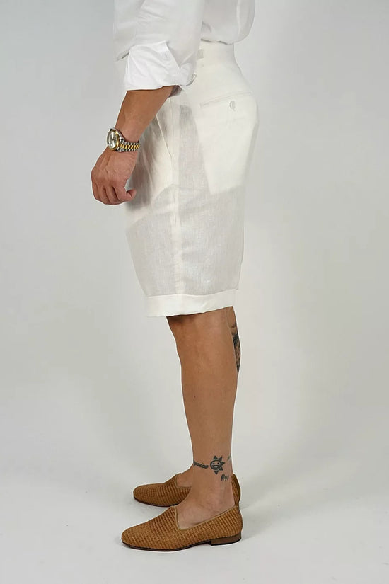 Bermuda in lino bianco con 4 bottoni e fibbie stringenti laterali
