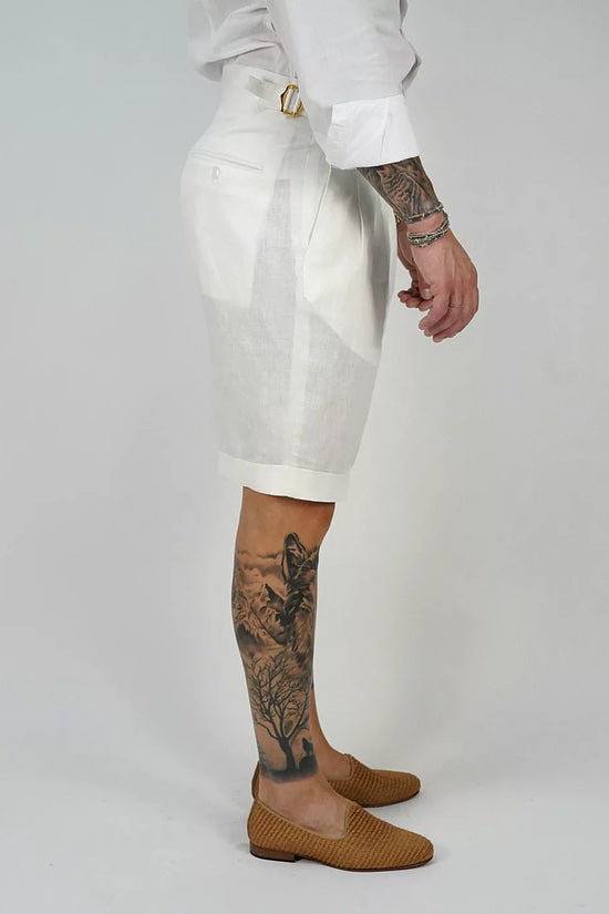 Bermuda in lino bianco con 4 bottoni e fibbie stringenti laterali