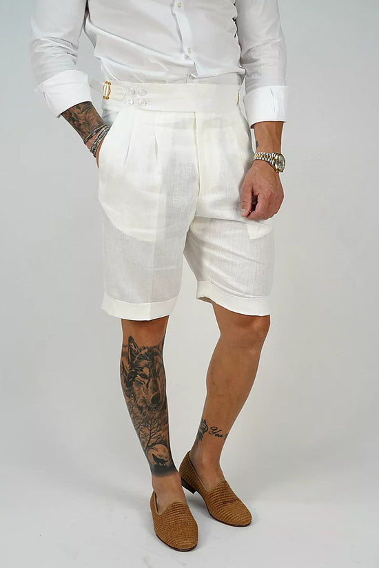 Bermuda in lino bianco con 4 bottoni e fibbie stringenti laterali