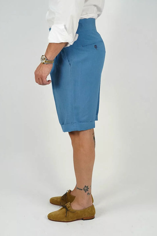 Bermuda in lino azzurro con 4 bottoni e fibbie stringenti laterali