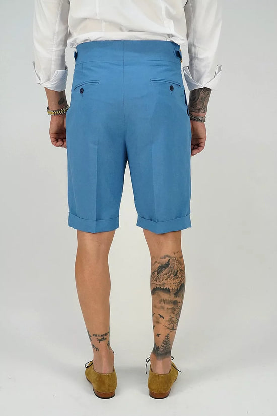 Bermuda in lino azzurro con 4 bottoni e fibbie stringenti laterali