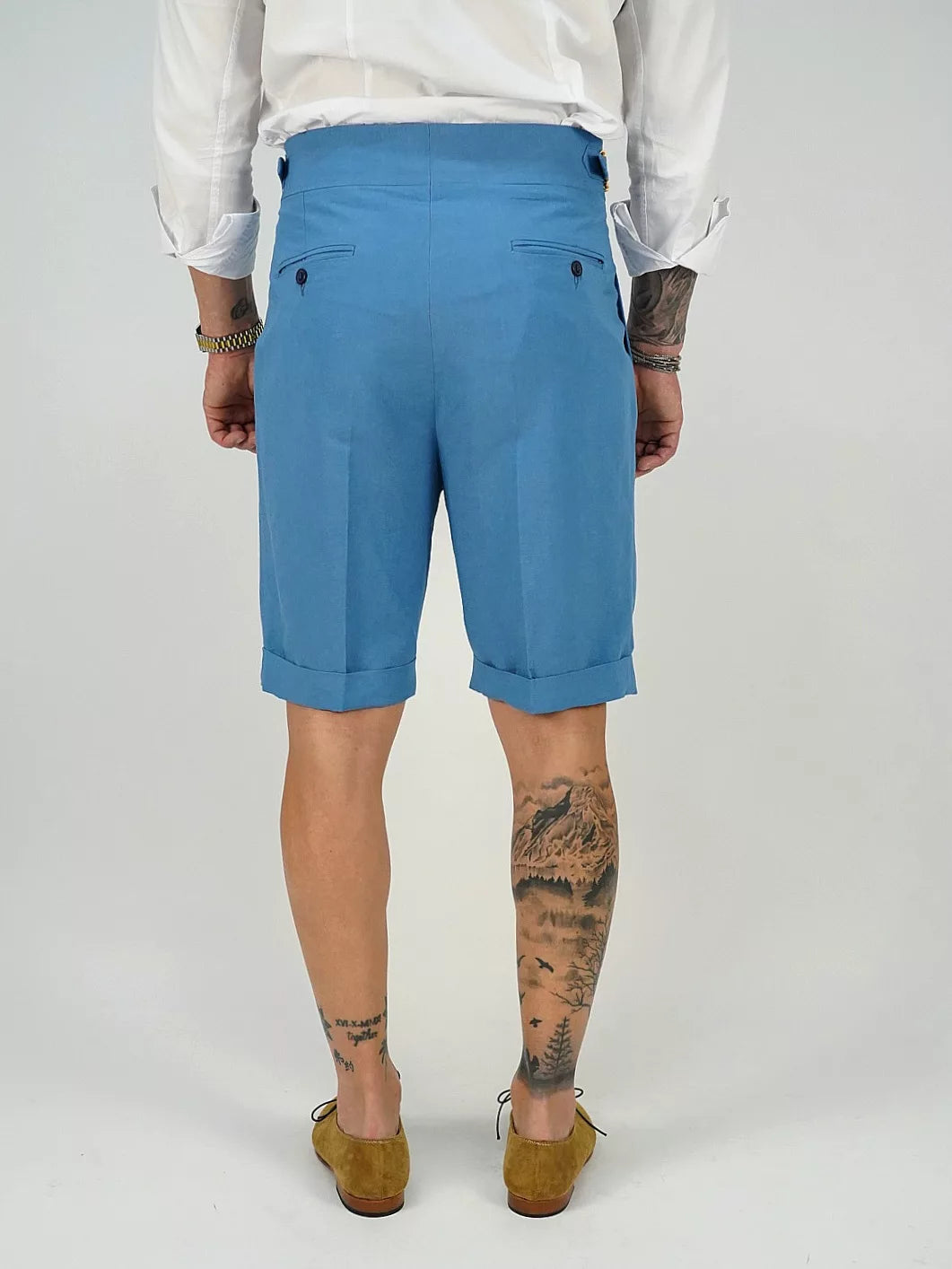 Bermuda in lino azzurro con 4 bottoni e fibbie stringenti laterali