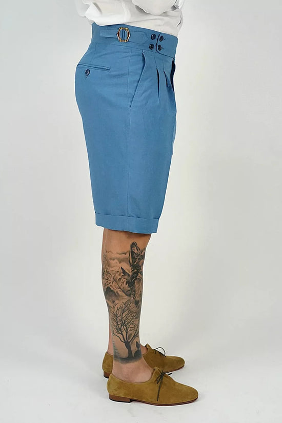 Bermuda in lino azzurro con 4 bottoni e fibbie stringenti laterali