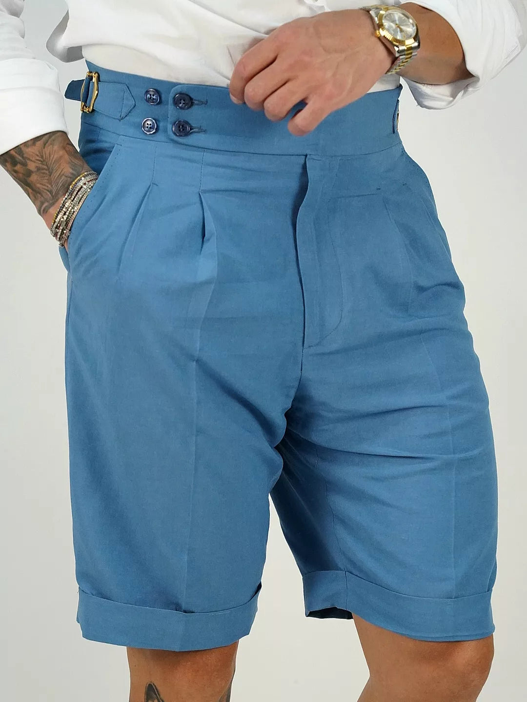 Bermuda in lino azzurro con 4 bottoni e fibbie stringenti laterali