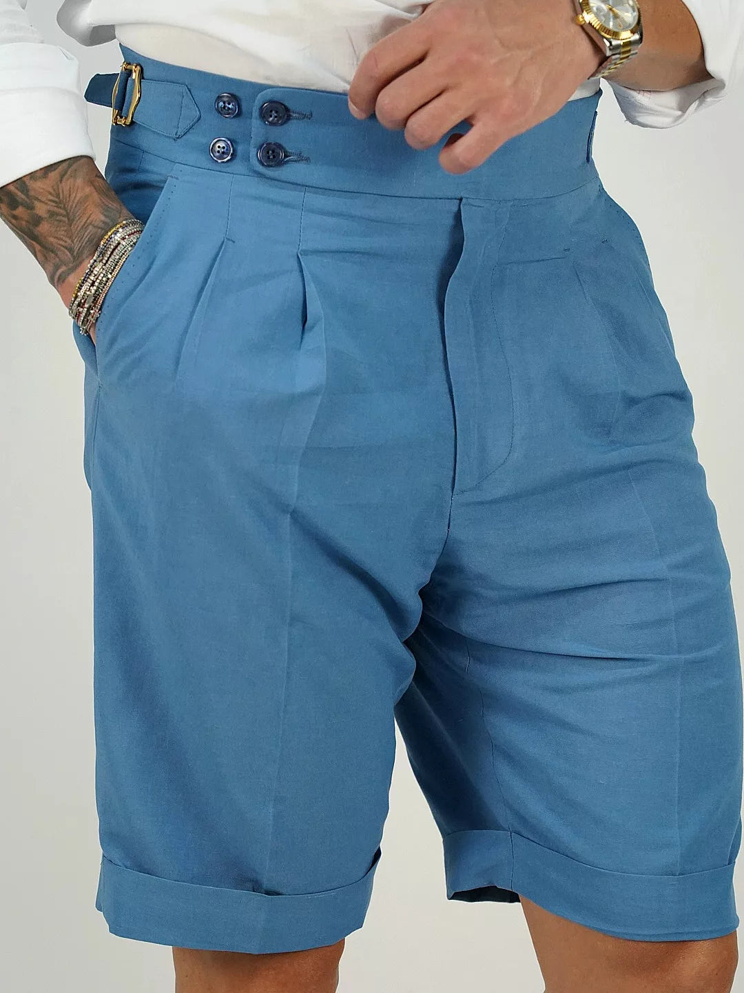 Bermuda in lino azzurro con 4 bottoni e fibbie stringenti laterali
