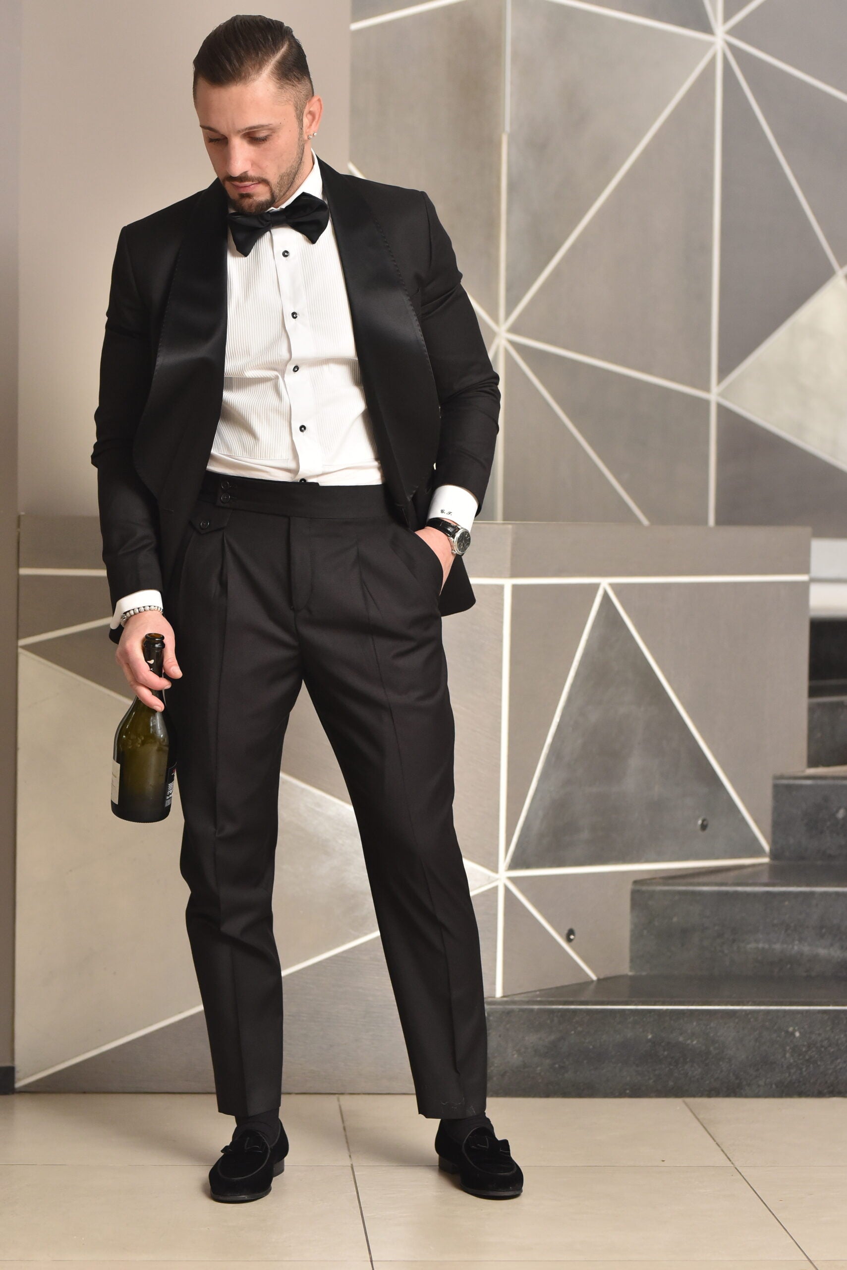 Abito sciallato nero con petto in raso