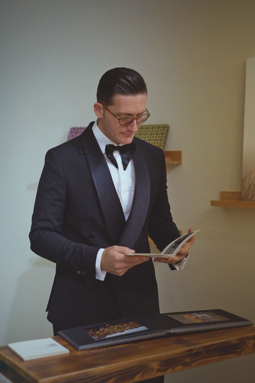 Abito sciallato nero con petto in raso