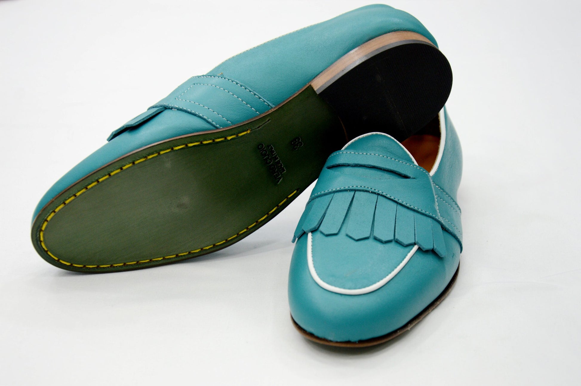 Mocassini con frange turchese